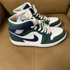 Jordan 1 Mids Athletic Shoes in Green and Blue